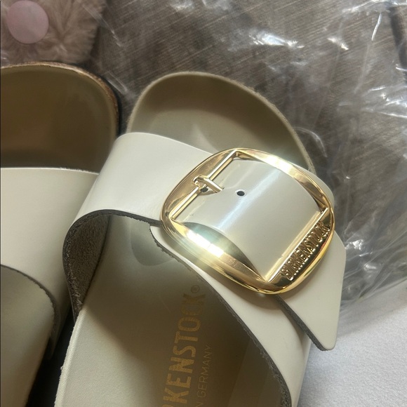 New - Birkenstock Women's Sandals in Cream with Gold Buckle - Picture 2 of 7